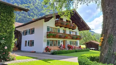 Das Gebäude in dem sich der Bauernhof befindet