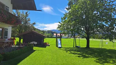 Ein Garten an der Unterkunft Schusterhof