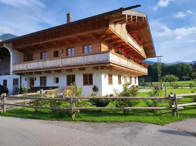 Das Gebäude in dem sich der Bauernhof befindet