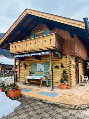 Das Gebäude in dem sich das Chalet befindet