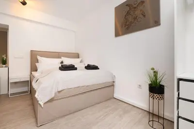 Ein Bett oder Betten in einem Zimmer der Unterkunft Primero City-Loftdomizil I 84qm Innenstadt Rathaus I Gemeinschaftsterrasse 6 P