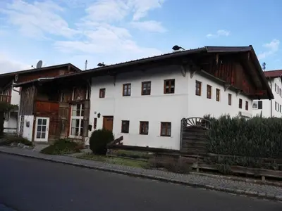 Das Gebäude in dem sich das Ferienhaus befindet