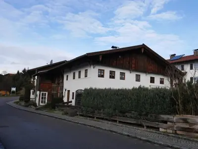Das Gebäude in dem sich das Ferienhaus befindet