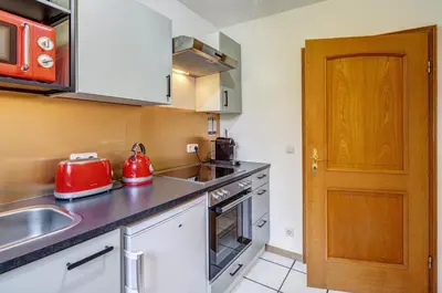 Küche/Küchenzeile in der Unterkunft Moderne Maisonette mit Garten