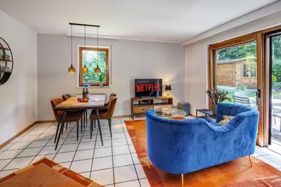 Ein Sitzbereich in der Unterkunft Moderne Maisonette mit Garten