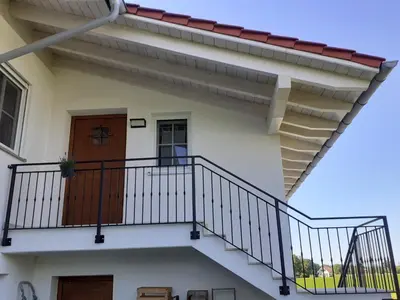 Ein Balkon oder eine Terrasse in der Unterkunft Ferienwohnung - Übersee am Chiemsee