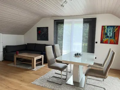 Ein Sitzbereich in der Unterkunft Gemütliche 90qm Wohnung am Waldrand