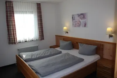 Ein Bett oder Betten in einem Zimmer der Unterkunft Ferienhaus Nr 21, Kategorie Komfort, Feriendorf Hochbergle, Allgäu