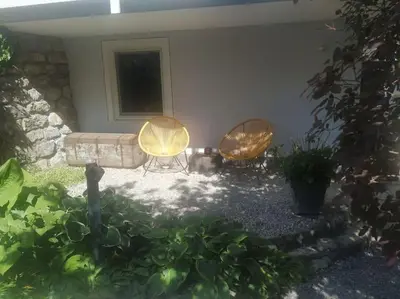 Ein Garten an der Unterkunft Gemütliches Garten-Apartment mit Bergblick