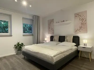 Ein Bett oder Betten in einem Zimmer der Unterkunft Grand Suite - Perfekt für 6! BBQ WLAN Parken Messe