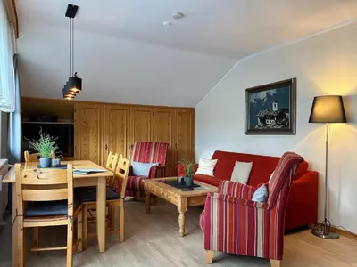 Ein Sitzbereich in der Unterkunft Chiemgau Comfort B8 Ferienwohnung Oberaudorf mit direktem Bergblick auf den Kaiser sowie Hallenbad und Sauna