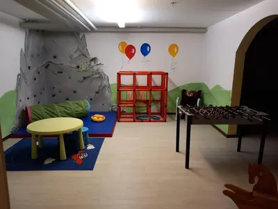 Der Kid's Club in der Unterkunft Chiemgau Comfort B8 Ferienwohnung Oberaudorf mit direktem Bergblick auf den Kaiser sowie Hallenbad und Sauna
