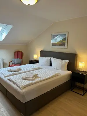 Ein Bett oder Betten in einem Zimmer der Unterkunft Chiemgau Comfort B8 Ferienwohnung Oberaudorf mit direktem Bergblick auf den Kaiser sowie Hallenbad und Sauna