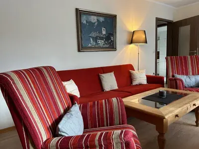 Ein Sitzbereich in der Unterkunft Chiemgau Comfort B8 Ferienwohnung Oberaudorf mit direktem Bergblick auf den Kaiser sowie Hallenbad und Sauna