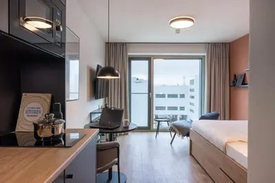 Ein Bett oder Betten in einem Zimmer der Unterkunft The Base Munich
