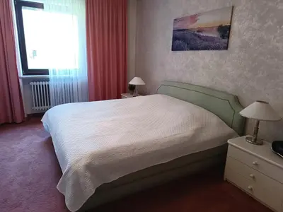 Ein Bett oder Betten in einem Zimmer der Unterkunft Nichtraucher-Zimmer, Privatunterkunft, mit Sonnenaufgang, Kühlschrank, Ventilator und ruhiger Innenhof Obergeschoss bei Koberstein