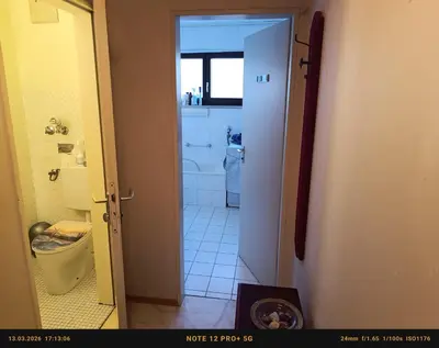 Ein Badezimmer in der Unterkunft Nichtraucher-Zimmer, Privatunterkunft, mit Sonnenaufgang, Kühlschrank, Ventilator und ruhiger Innenhof Obergeschoss bei Koberstein