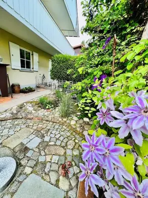 Ein Garten an der Unterkunft Chiemsee-Hafen_Gemütliche Wohnung am Chiemsee