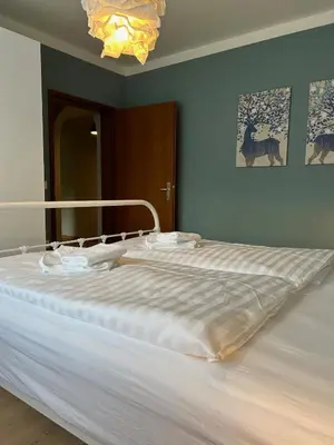 Ein Bett oder Betten in einem Zimmer der Unterkunft Chiemgau Comfort F4 Ferienwohnanlage Oberaudorf mit Hallenbad und Sauna