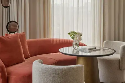 Ein Sitzbereich in der Unterkunft Koenigshof, a Luxury Collection Hotel, Munich
