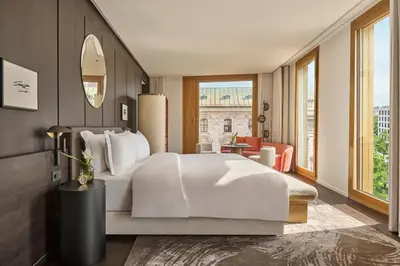 Ein Bett oder Betten in einem Zimmer der Unterkunft Koenigshof, a Luxury Collection Hotel, Munich