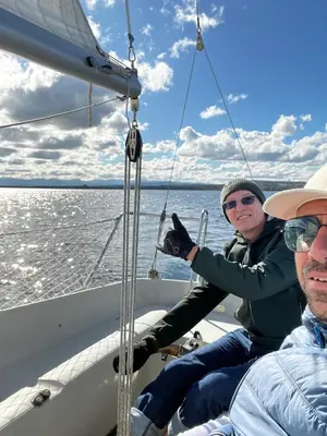 Gäste, die in der Unterkunft Übernachtung auf einem Segelboot übernachten