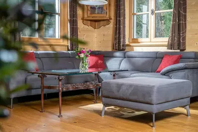 Ein Sitzbereich in der Unterkunft Ferienwohnung Tegernsee,Fam Schneider, Kreuth-Grüneck