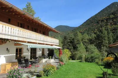 Ein allgemeiner Bergblick oder ein Berglick von der Ferienwohnung aus