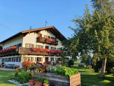 Ein Garten an der Unterkunft Schneiderhof Ferienwohnung mit Alpenblick