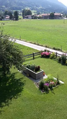 Ein Garten an der Unterkunft Schneiderhof Ferienwohnung mit Alpenblick