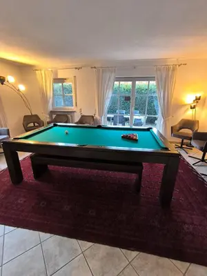 Ein Billardtisch in der Unterkunft Ferienhaus Weilheim mit Garten Spiel und Spass