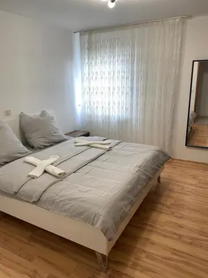 Ein Bett oder Betten in einem Zimmer der Unterkunft 3 Zimmerwohnung nähe Autobahn A8
