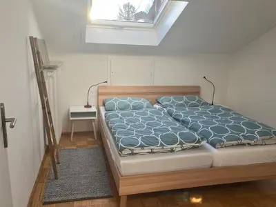 Ein Bett oder Betten in einem Zimmer der Unterkunft Helle, ruhige Ferienwohnung mit Balkon