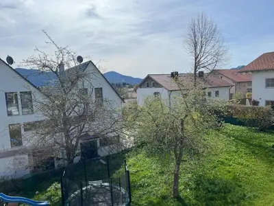 Ein Garten an der Unterkunft Helle, ruhige Ferienwohnung mit Balkon