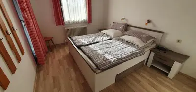 Ein Bett oder Betten in einem Zimmer der Unterkunft Lechbruck am See Feriendorf Hochbergle Haus 37