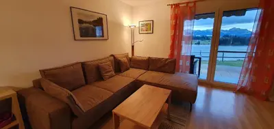 Ein Sitzbereich in der Unterkunft Lechbruck am See Feriendorf Hochbergle Haus 37