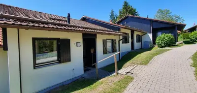 Das Gebäude in dem sich das Ferienhaus befindet
