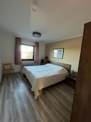 Ein Bett oder Betten in einem Zimmer der Unterkunft Lechbruck am See Feriendorf Hochbergle Haus 7