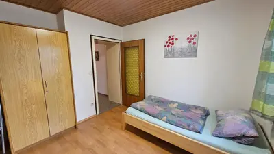 Ein Bett oder Betten in einem Zimmer der Unterkunft Bei Fürstenfeldbruck Landsberg Ferienwohnung in Moorenweis OT Dünzelbach Beim Binegger