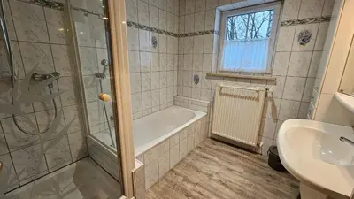 Ein Badezimmer in der Unterkunft Bei Fürstenfeldbruck Landsberg Ferienwohnung in Moorenweis OT Dünzelbach Beim Binegger