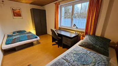 Ein Bett oder Betten in einem Zimmer der Unterkunft Bei Fürstenfeldbruck Landsberg Ferienwohnung in Moorenweis OT Dünzelbach Beim Binegger