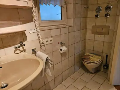 Ein Badezimmer in der Unterkunft Bei München Ferienwohnung in Grafrath Amperschlucht