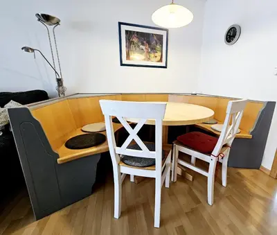 Ein Sitzbereich in der Unterkunft Lechbruck am See Feriendorf Hochbergle Haus 111