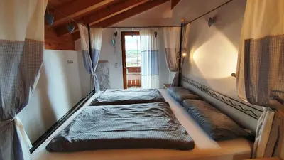 Ein Bett oder Betten in einem Zimmer der Unterkunft Lechbruck am See Feriendorf Via Claudia Haus 65 Casa Bavaria