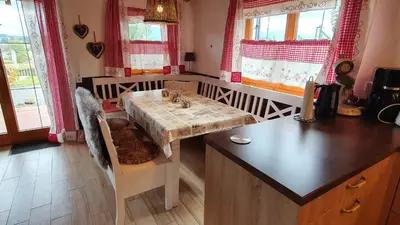 Ein Sitzbereich in der Unterkunft Lechbruck am See Feriendorf Via Claudia Haus 65 Casa Bavaria