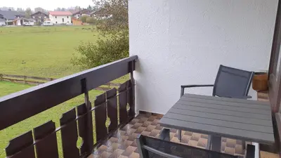 Ein Balkon oder eine Terrasse in der Unterkunft Lechbruck am See Zentral nahe Bootshafen Apartment Wellmann