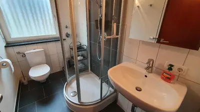 Ein Badezimmer in der Unterkunft Lechbruck am See Zentral nahe Bootshafen Apartment Wellmann
