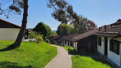 Das Gebäude in dem sich das Ferienhaus befindet