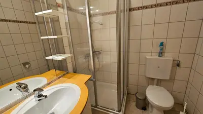 Ein Badezimmer in der Unterkunft Lechbruck am See Feriendorf Hochbergle Haus 99