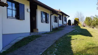 Das Gebäude in dem sich das Ferienhaus befindet